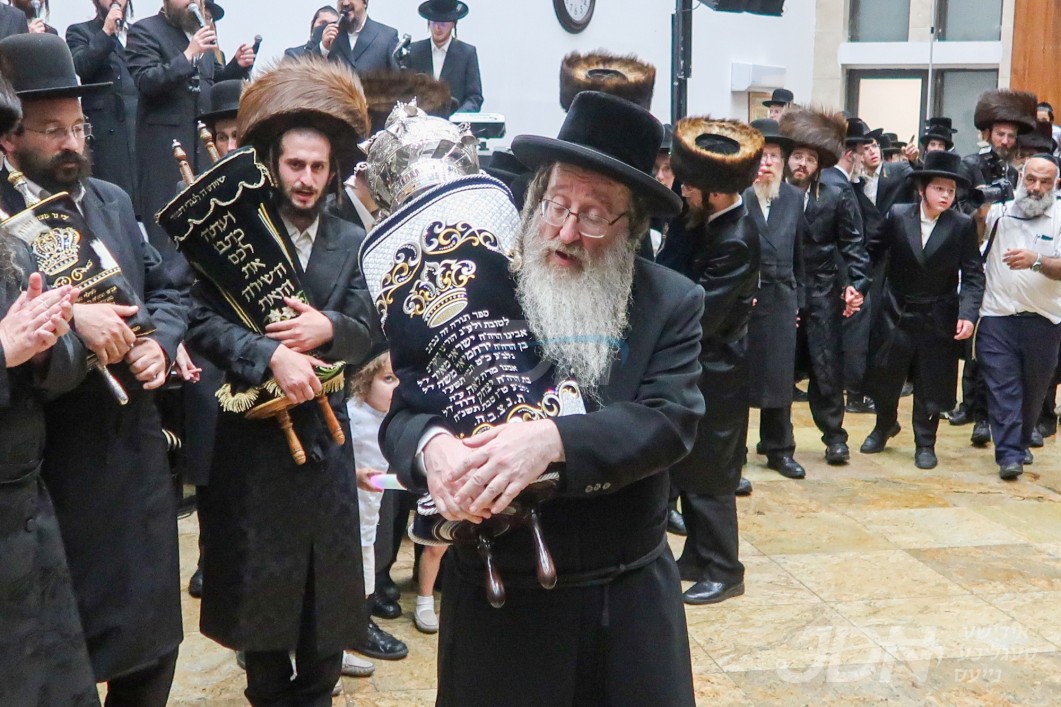 הכנסת ספר תורה צו ביהמ&quot;ד הגדול ביאלא אין ירושלים