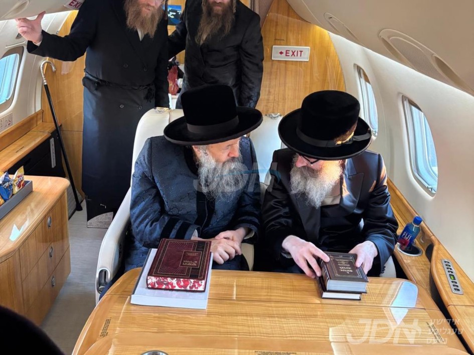 די שוואגער&#039;ס האדמורי&quot;ם מבאבוב - 45 און ראחמיסטריווקא, אונטערוועגנס קיין טשיקאגו, אנטייל צו נעמען ביים שמחת החתונה לבת הגה&quot;צ ר&#039; משה יוסף אונגער אב&quot;ד ווייטצען טשיקאגו