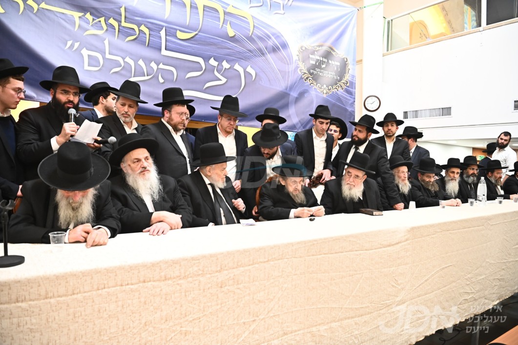 טויזענטער אידן בראשות גדולי הדור זענען מקבל פנים צוויי בחורי ישיבות, נאכן באפרייט ווערן פון טורמע