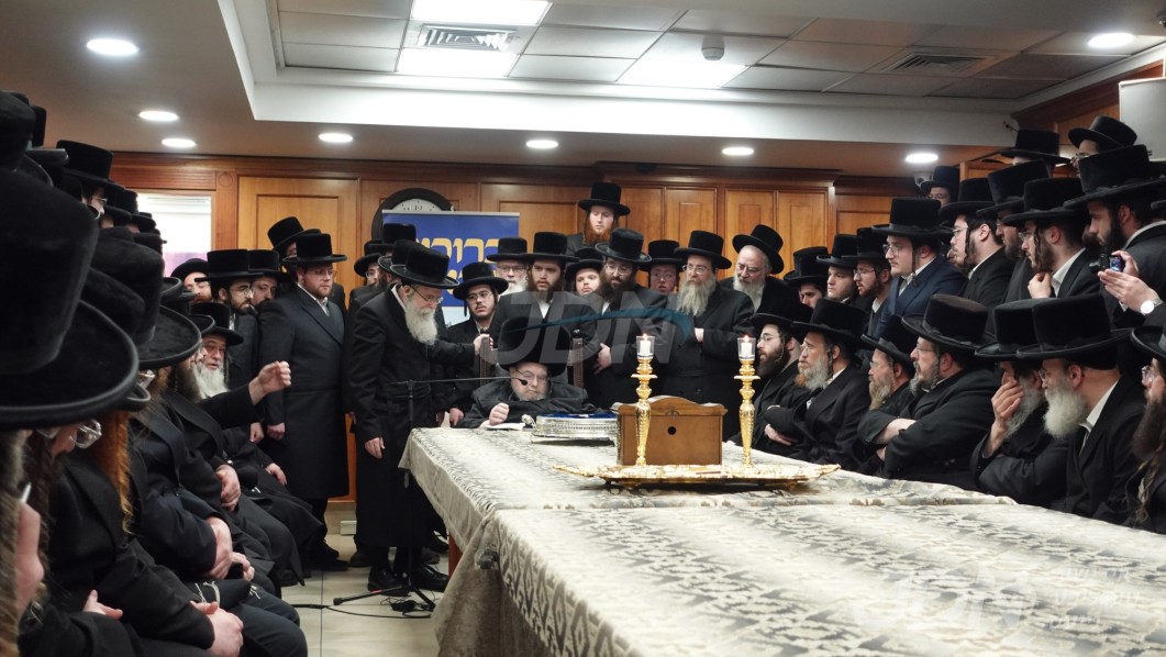 בוגרי ישיבות בעלזא משתתפי כינוס ימי 'תעצומות' ביים מעמד 'כוללות קוויטל' ביי האדמו"ר מבעלזא