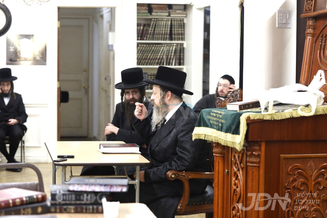 האדמו&quot;ר מווערדאן פון ב&quot;פ ביים איבערגעבן א שמועס פאר תלמידי ישיבה גבוהה סטוטשין