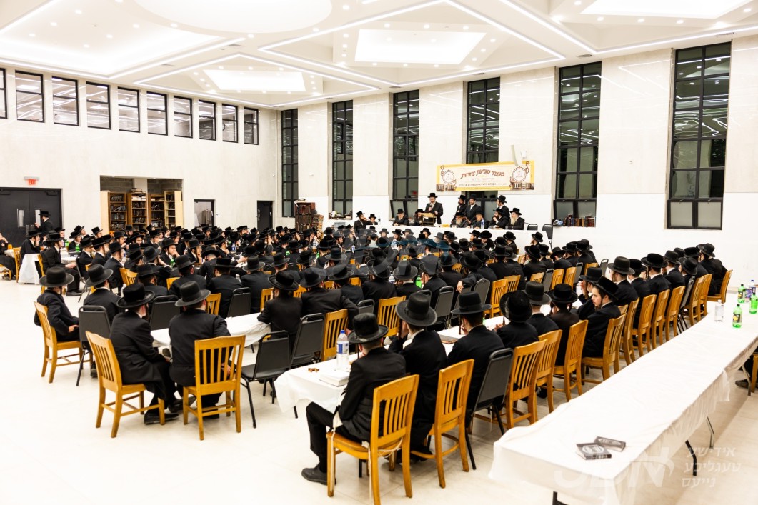 מעמד קביעת מזוזה פארן נייעם פראכטפולן בנין פון "ישיבת דברי חיים" אין מאנסי