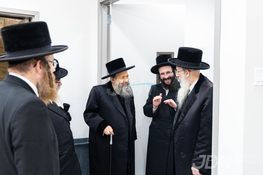 מעמד קביעת מזוזות פאר בנייני ישיבה קטנה תפארת שלמה און ישיבה קטנה קדושת שלמה ד&#039;באבוב-45