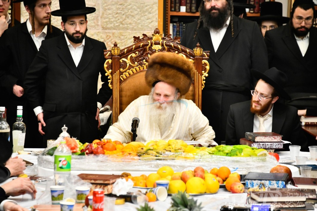 הגה"צ רבי יצחק מאיר מארגענשטערן ביים חמשה עשר בשבט טיש