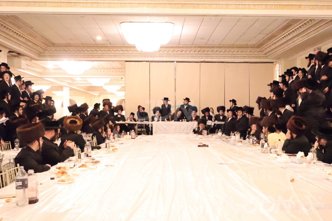 ווידעא: מוצאי שבת קודש ביי האדמו&quot;ר מקרעטשניף סיגעט וויליאמסבורג