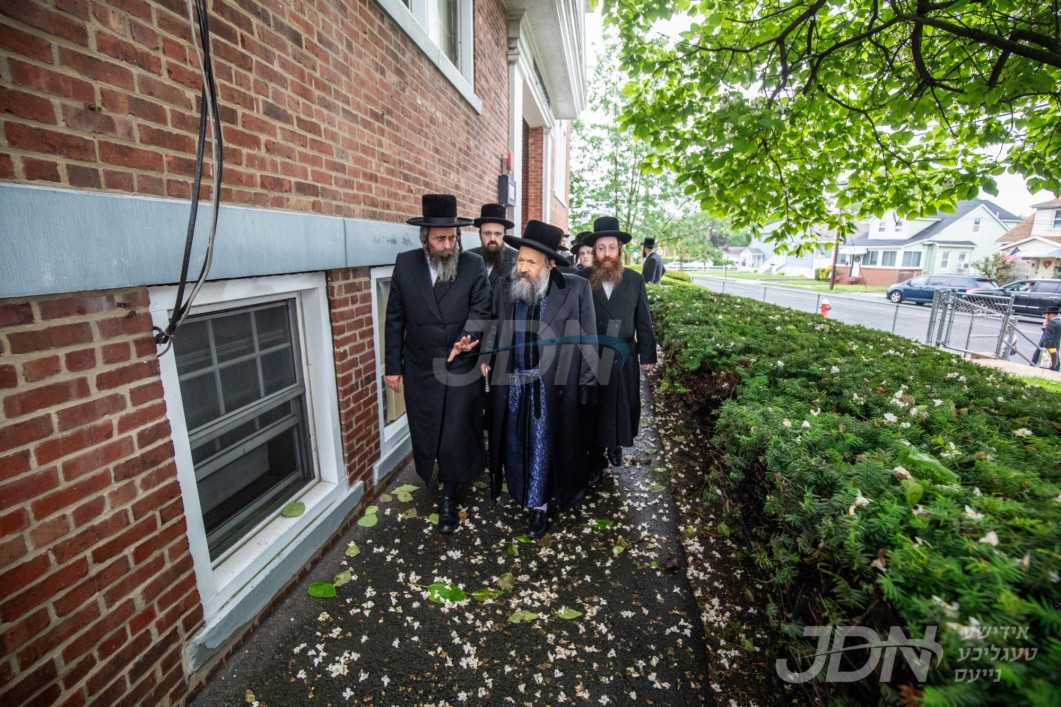 האדמו&quot;ר מבאבוב-45 ביים מעמד קביעת מזוזה אין בנין בית חינוך לבנות און חלוקת פרסים פאר תלמידים פון כתה ז&#039; אין מוסדות באבוב-45 אין יוניאן