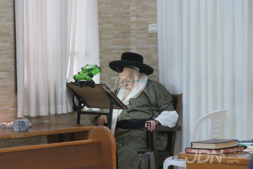 האדמו"ר מתולדות אהרן איז עוסק בתורה ביים קבר רבי מאיר בעל הנס אין טבריה