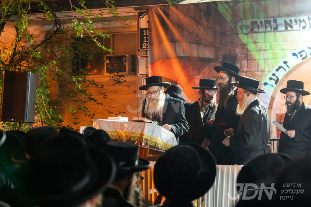 האדמו&quot;ר מזידיטשויב פרעמיסלא ביים הדלקה ל&quot;ג בעומר