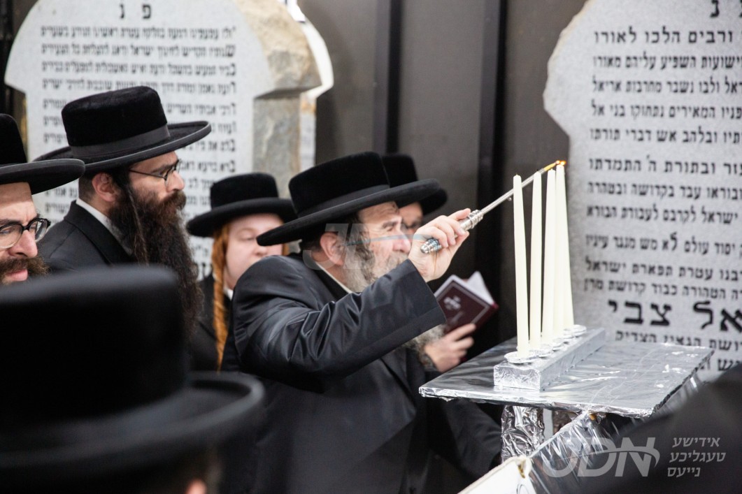 האדמו&quot;ר מבית יצחק ספינקא ביים עלי&#039; לציון אביו הרה&quot;ק מספינקא זי&quot;ע לרגל די יארצייט