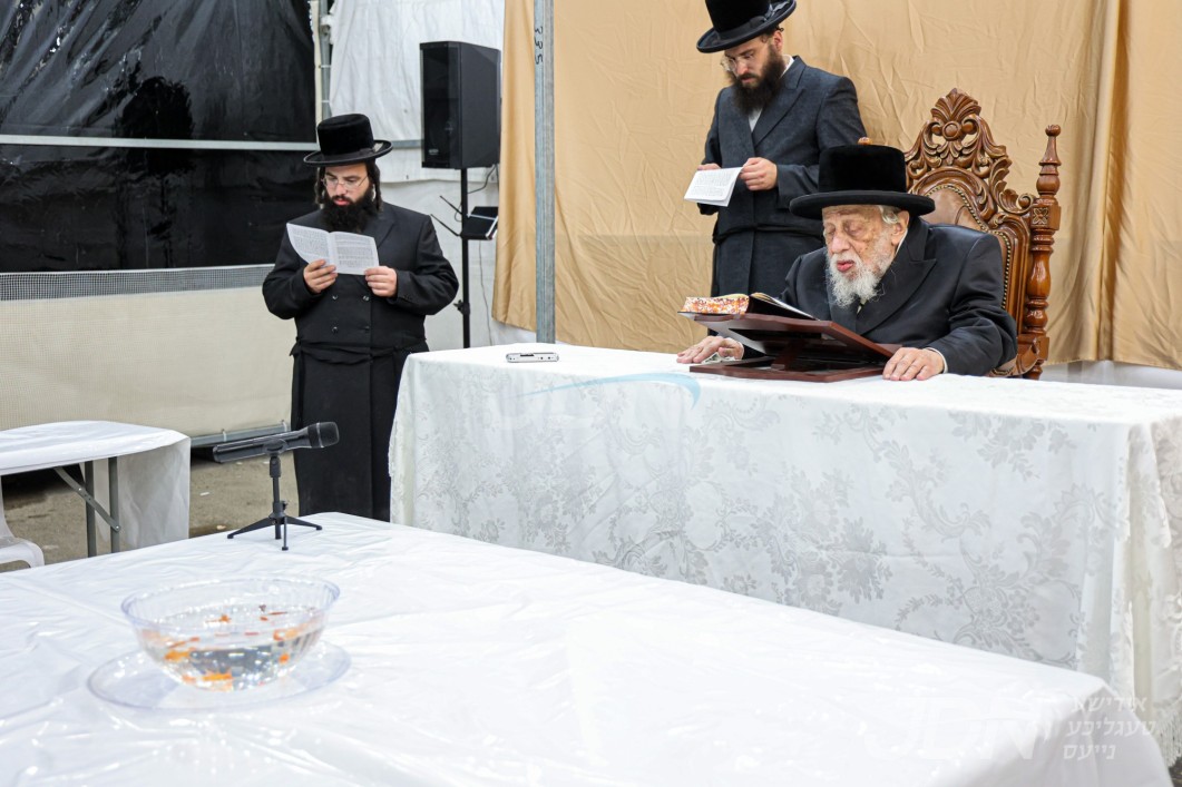 האדמו&quot;ר מקאפיטשניץ ביי תשליך