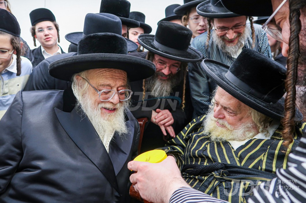 האדמו&quot;ר מתולדות אהרן באזוכט ביי אחיו האדמו&quot;ר מתולדות אברהם יצחק