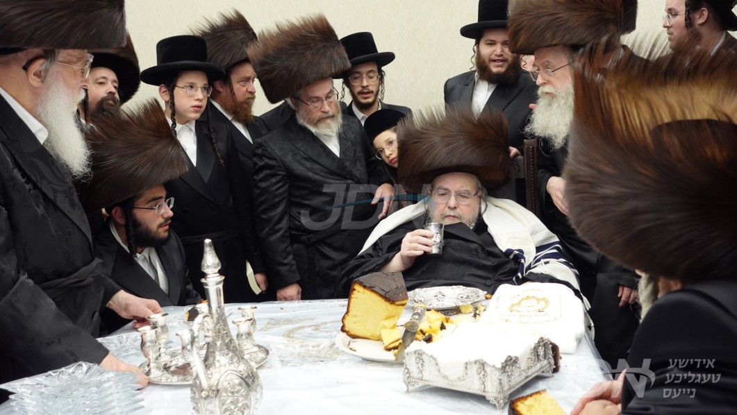 שטריימל לייגן פון אן אייניקל פון האדמו&quot;ר מבעלזא