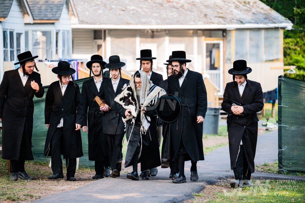 האדמו&quot;ר מסערדאהעלי באזוכט אין מחנה ישיבת סערדאהעלי אין מאנטיסעלאו