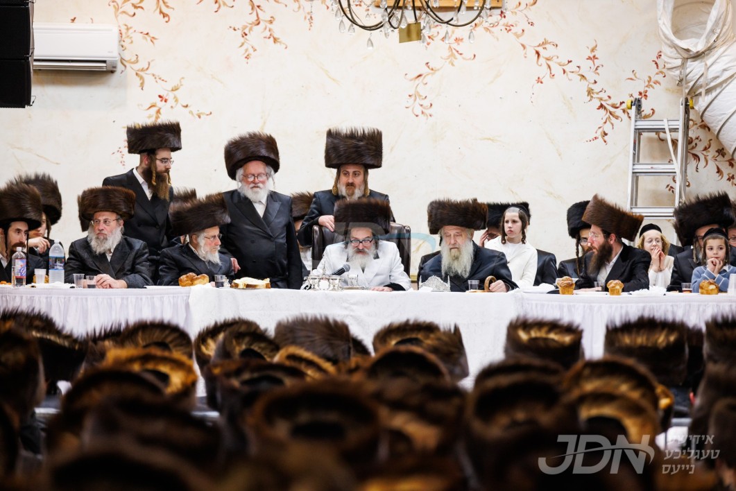 האדמו&quot;ר מסקולען פון מאנסי ביים סעודת הודאה מוצאי שבת נחמו