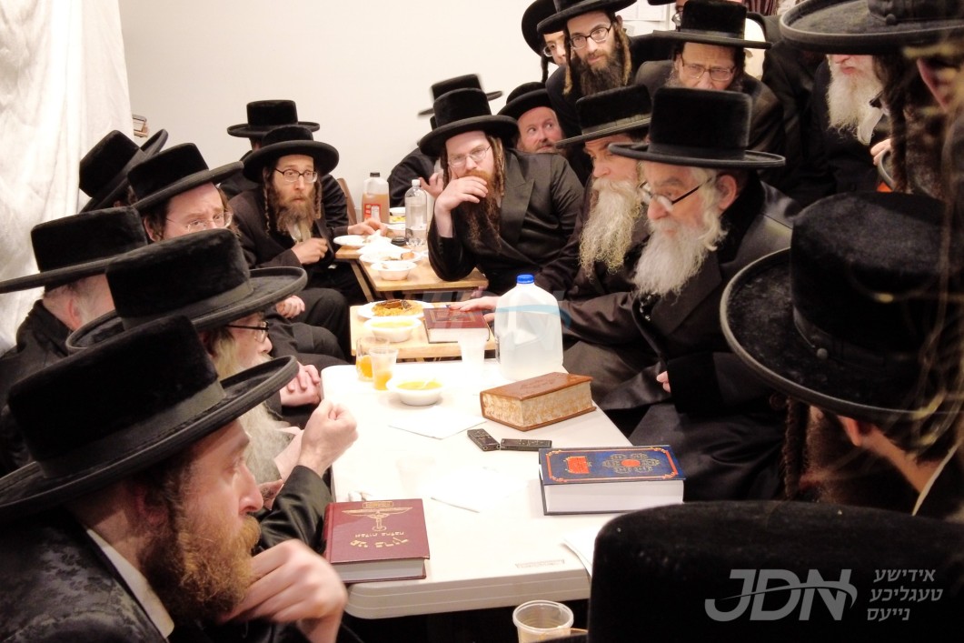 ניחום אבלים ביי האדמו&quot;ר מזידיטשויב פרעמיסלא צום פטירה פון הרבנית ע&quot;ה