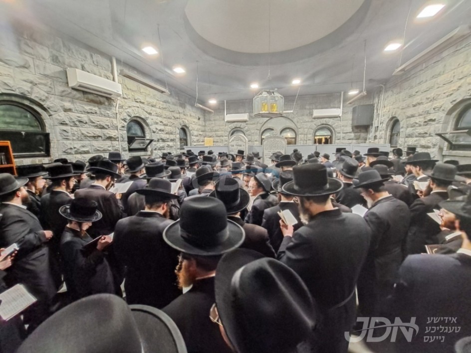 טויזענטער אידן ביים ארויפגיין צום ציון פון הרה&quot;ק מבאבוב זצ&quot;ל ליל ל&quot;ג בעומר