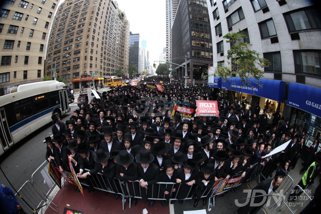 לייוו באריכטן און בילדער: היסטארישע עצרת מחאה אדירה ברחובות העיר מאנהעטן במעמד אלפי ישראל