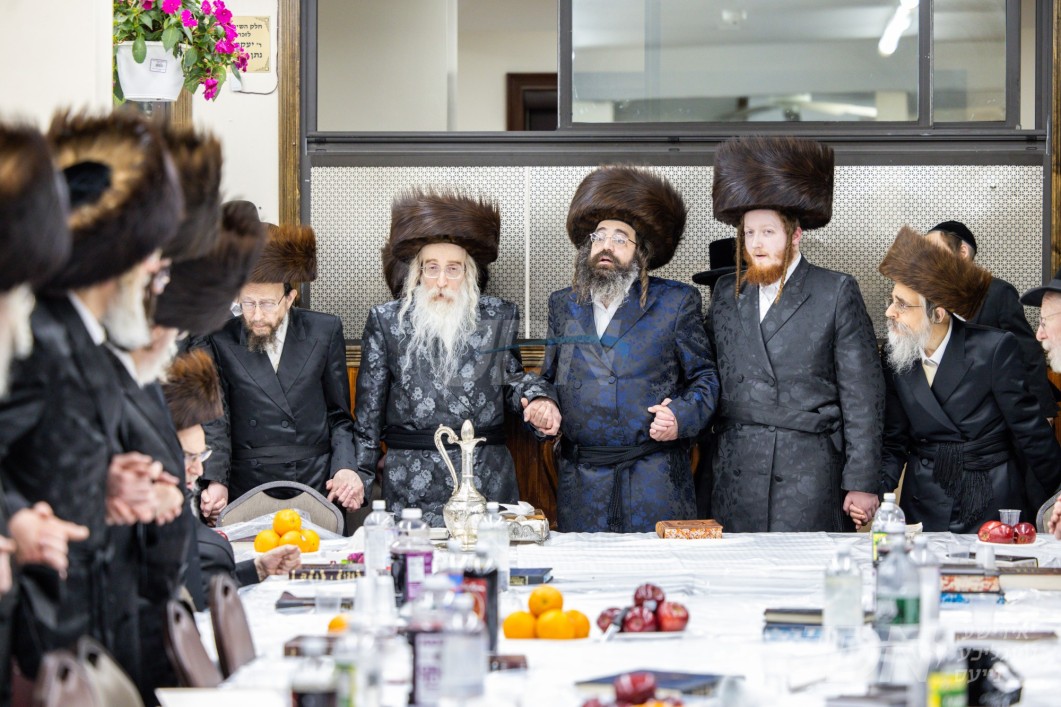 מוצאי שבועות אין חצר הקודש סטאניסלאוו