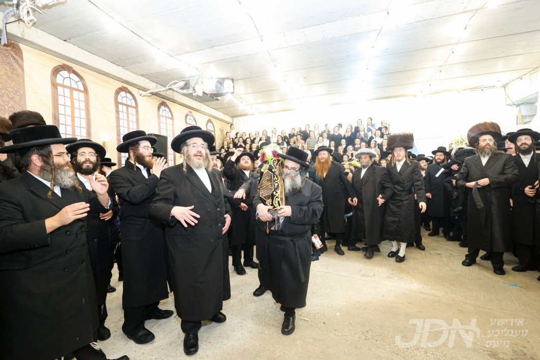 הכנסת ספר תורה צו ביהמ"ד סאטמאר אין בית שמש לע"נ האברך ר' מרדכי יואל פעקעטע ע"ה מהרוגי אסון מירון