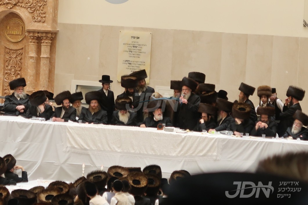 ווידעא: דברי מחאה ביי שלש סעודות בצל האדמו&quot;ר מוויזניץ, דורכ&#039;ן דיין הרה&quot;ג ר&#039; ישראל מיללער, איבער די שרעקליכע חיטוטי שכבי אין יהוד