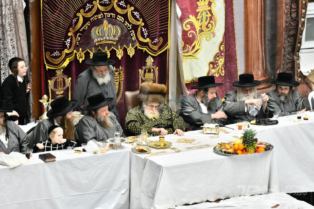 האדמו"ר מתולדות אברהם יצחק ביים חמשה עשר בשבט טיש