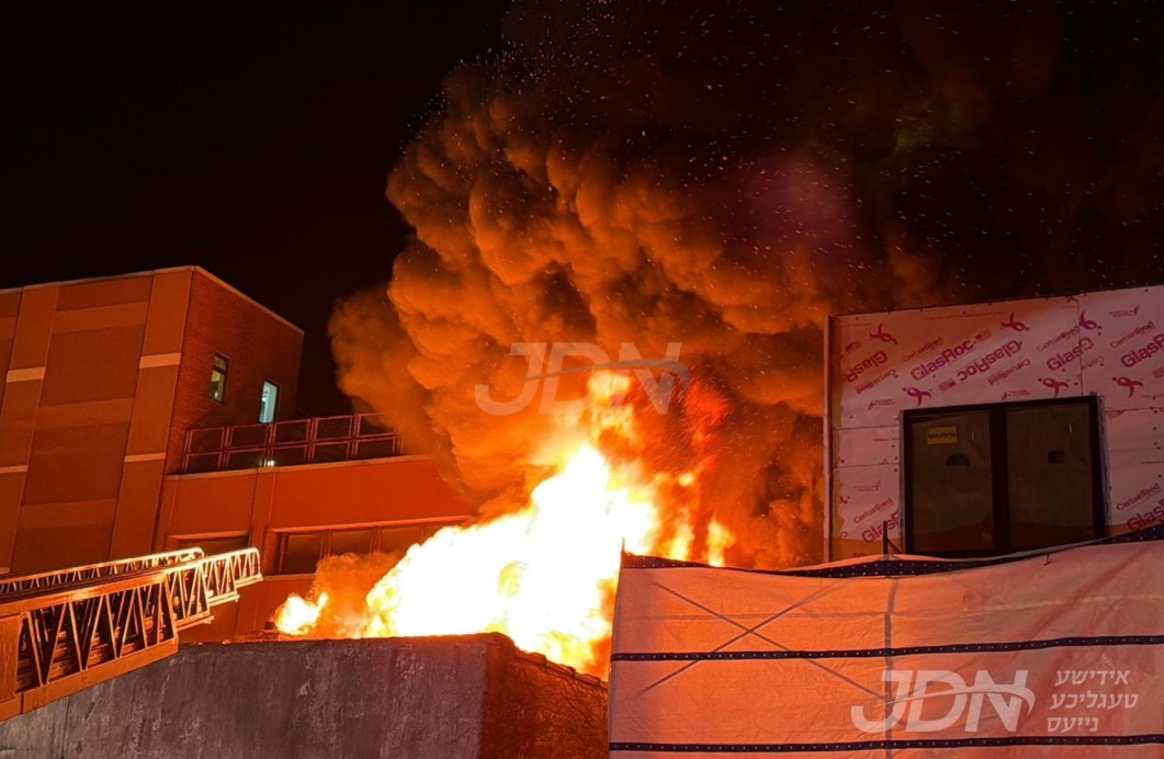 באקאנטע "בארא פארק מצה בעקעריי" פארניכטעט אין העלישע פלאמען