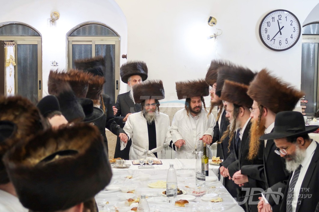 ערב און מוצאי יום כיפור אין חצר הקודש קרעטשניף סיגעט