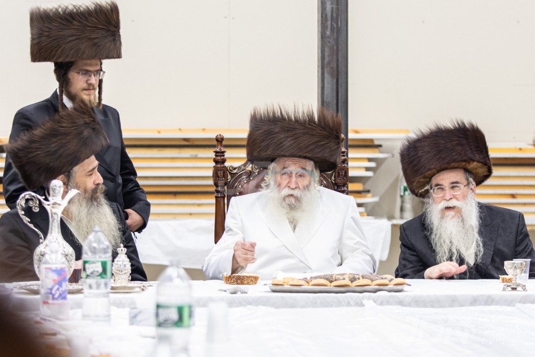 ערב און מוצאי יום כיפור אין חצר הקודש טשערנאביל