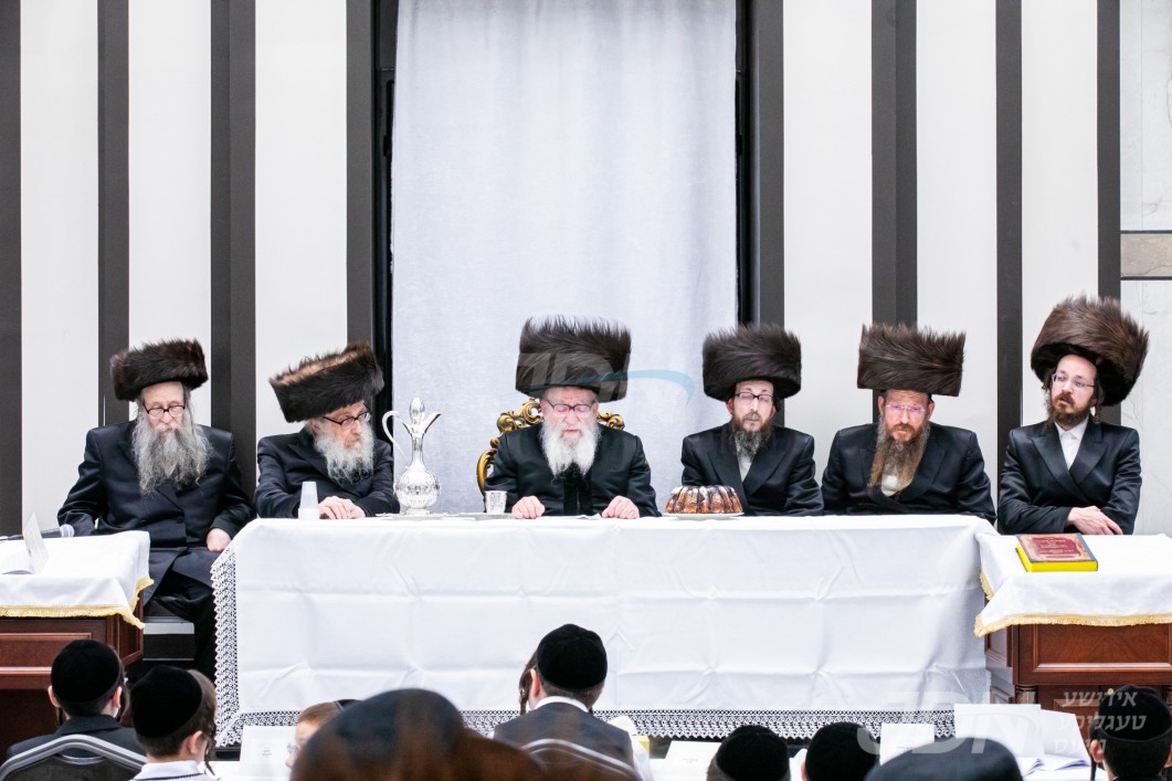 מעמד קביעת מזוזה פארן נייעם ביהמ&quot;ד דחסידי סקווירא אויף ראמען אין מאנסי