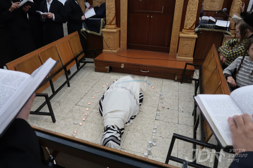 האלט מיט לעבעדיג - לייוו הוקאפ פון די מסע הלוויה פון כ&quot;ק אדמו&quot;ר מקרעטשניף סיגעט זצ&quot;ל