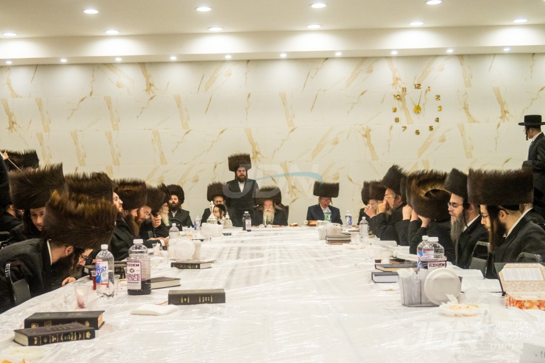 מוצאי שבועות אין חצר הקודש סקולען פון וויליאמסבורג