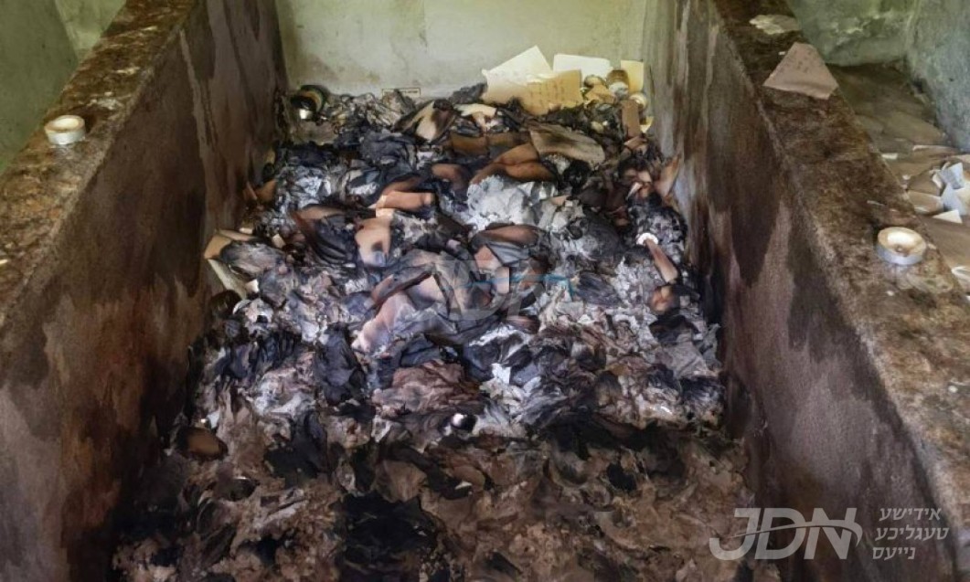 שאנדפולע וואנדאליזם ביי די קברי צדיקים אין שטאט טשערנאביל אין אוקראינע