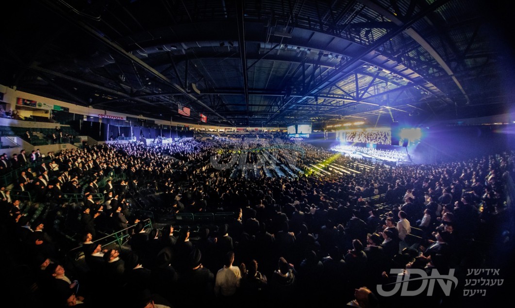 זעלטענע תורה&#039;דיגע מעמד דורך מפעל &quot;אורייתא&quot;, גייסטרייכע איבערלעבעניש פאר די טויזענטער אנגעשלאסענע אין די הייליגע תורה חבורה
