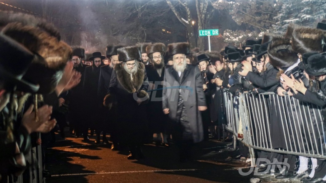 ואלה שמות: האדמו"ר מפאפא וועט פראווענען א געהויבענע שבת בקרב חסידיו אין מאנסי