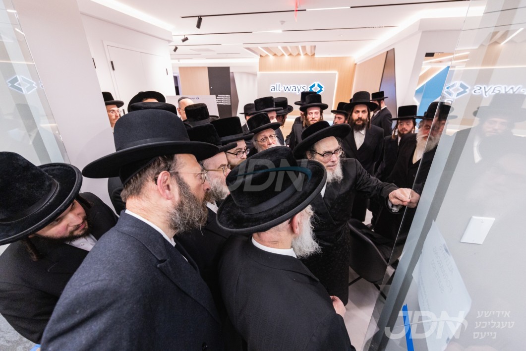 מעמד קביעת מזוזה בראשות האדמו&quot;ר מפאפא אין די נייע הויפטקווארטירן פון די פירמע &#039;אלוועיס פארווערדינג&#039; וואס שטייט אין שפיץ פון הרבני הנגיד ר&#039; שלמה וועבער הי&quot;ו