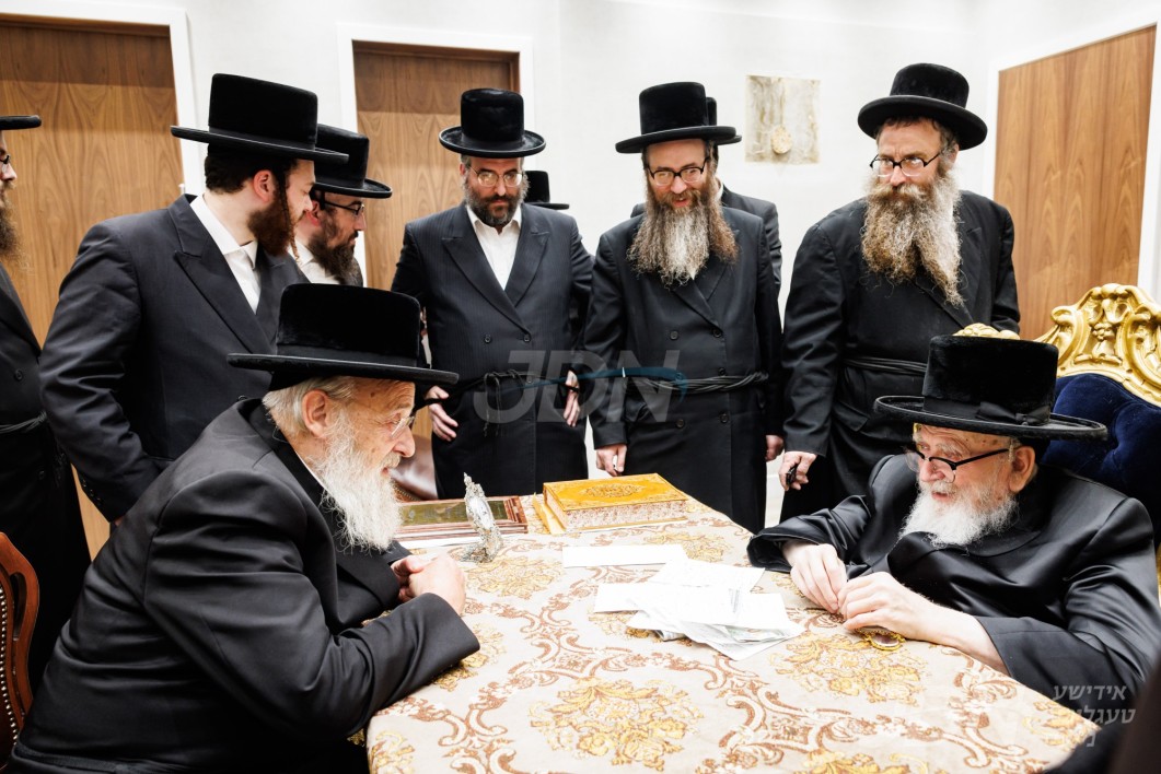 הנהלת בוני עולם באזוכן ביי האדמו&quot;ר מסקווירא לרגל דאס עפענונג פונעם נייעם בוני עולם אפיס אין שיכון סקווירא