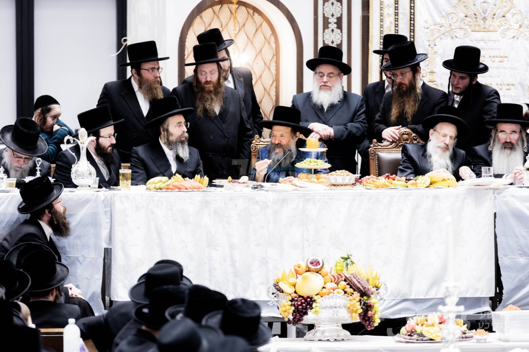 האדמו"ר מבאבוב-45 ביים חמשה עשר בשבט טיש