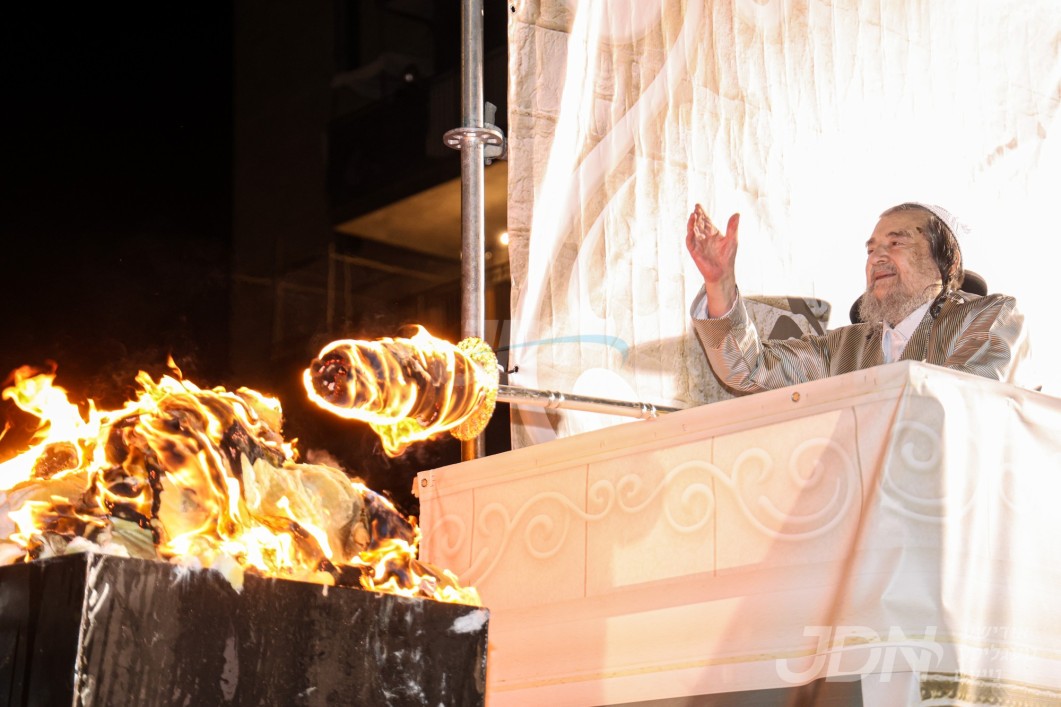 הגה&quot;צ רבי יעקב מאיר שעכטער ביים הדלקה ל&quot;ג בעומר