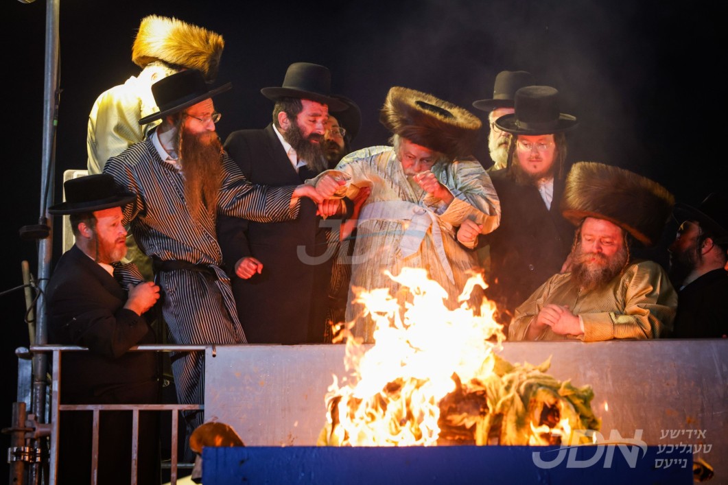 האדמו&quot;ר מתולדות אברהם יצחק ביים הדלקה ל&quot;ג בעומר אין מירון