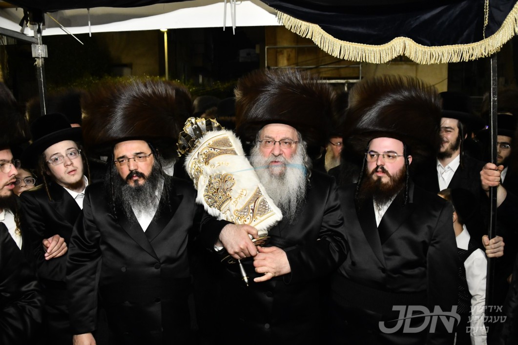 הכנסת ספר תורה צום ביהמ&quot;ד הגדול נדבורנה נדבת משפחת פריעדמאן לע&quot;נ מרת גיטל שרה ע&quot;ה בת יבדלחט&quot;א הר&quot;ר שמעון הי&quot;ו