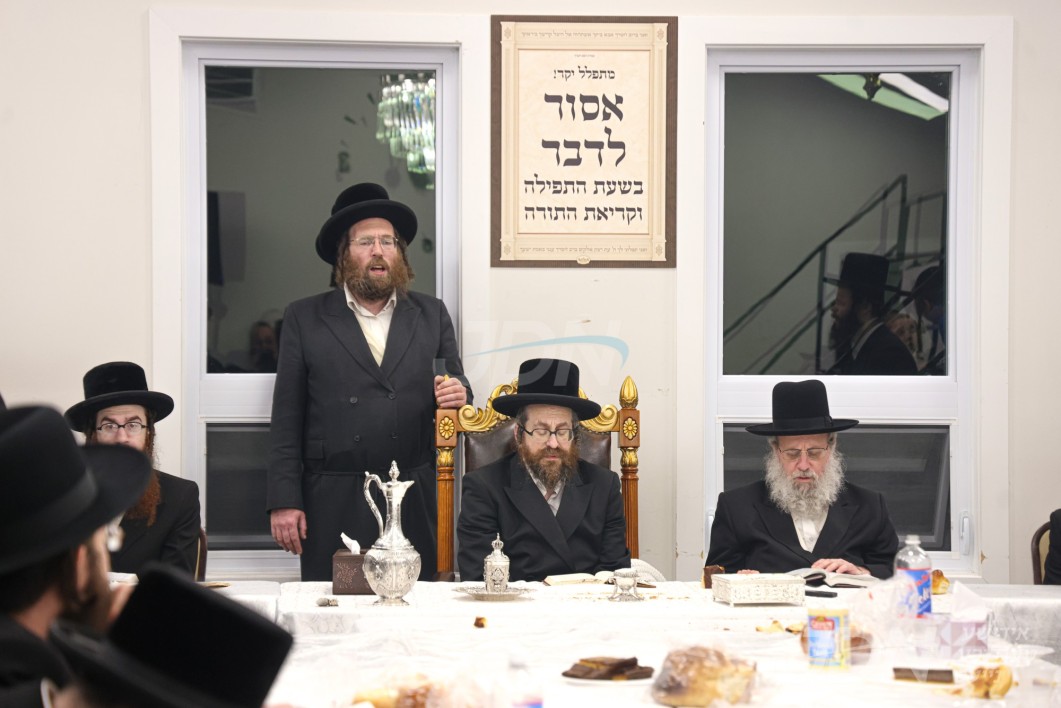 האדמו&quot;ר מראחמיסטריווקא אוק ענד וויין ביים טיש ל&quot;ג בעומר