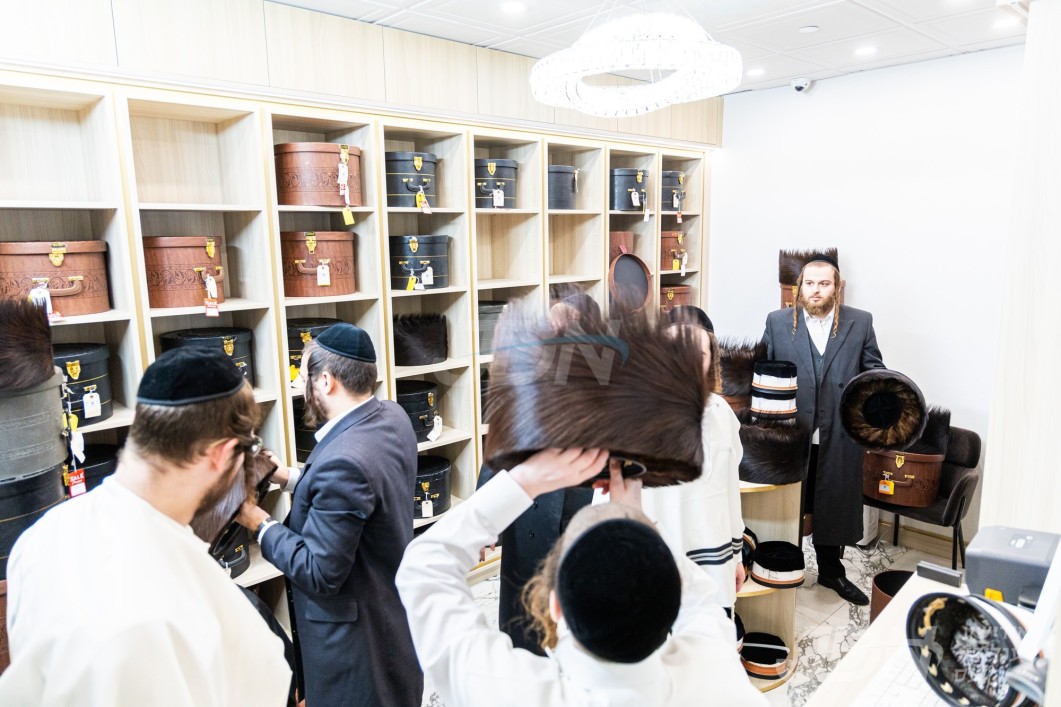 הונדערטער מאנסי איינוואוינער ביים געניסן פון די גרויסארטיגע קרויס שטריימל סעיל אין מאנסי