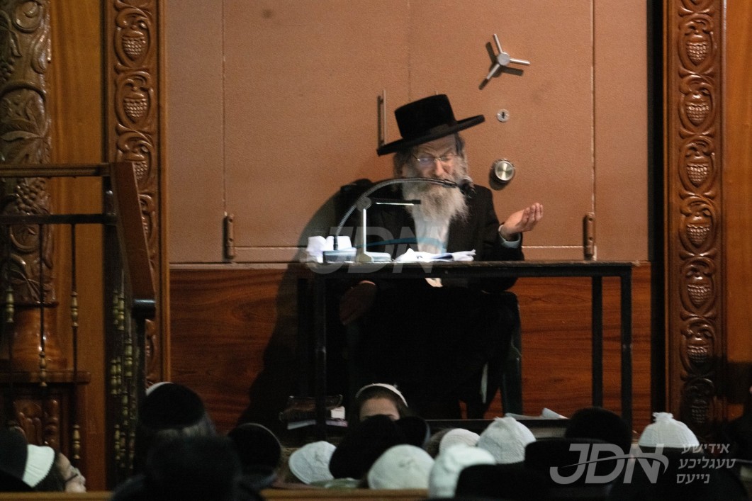 הגה&quot;צ רבי אלימלך בידערמאן ביים דרשה ליל תשעה באב אין ביהמ&quot;ד הגדול תולדות אהרן אין ירושלים