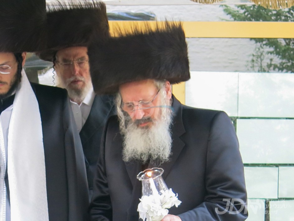 בקשו רחמים: האדמו&quot;ר מדעעש אנטווערפן אריינגעפירט אין שפיטאל אין שווייץ נאכן ליידן פון א סטראוק ה&quot;י