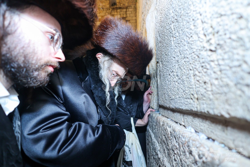 האדמו&quot;ר מסטאניסלאוו איז מתפלל ביים כותל המערבי