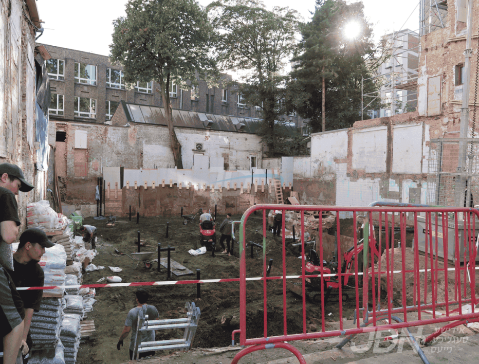 האדמו&quot;ר מפשעווארסק געלייגט די אבן הפינה צום איבערבוי פון א נייע גרויסע ביהמ&quot;ד דחסידי פשעווארסק אין אנטווערפן