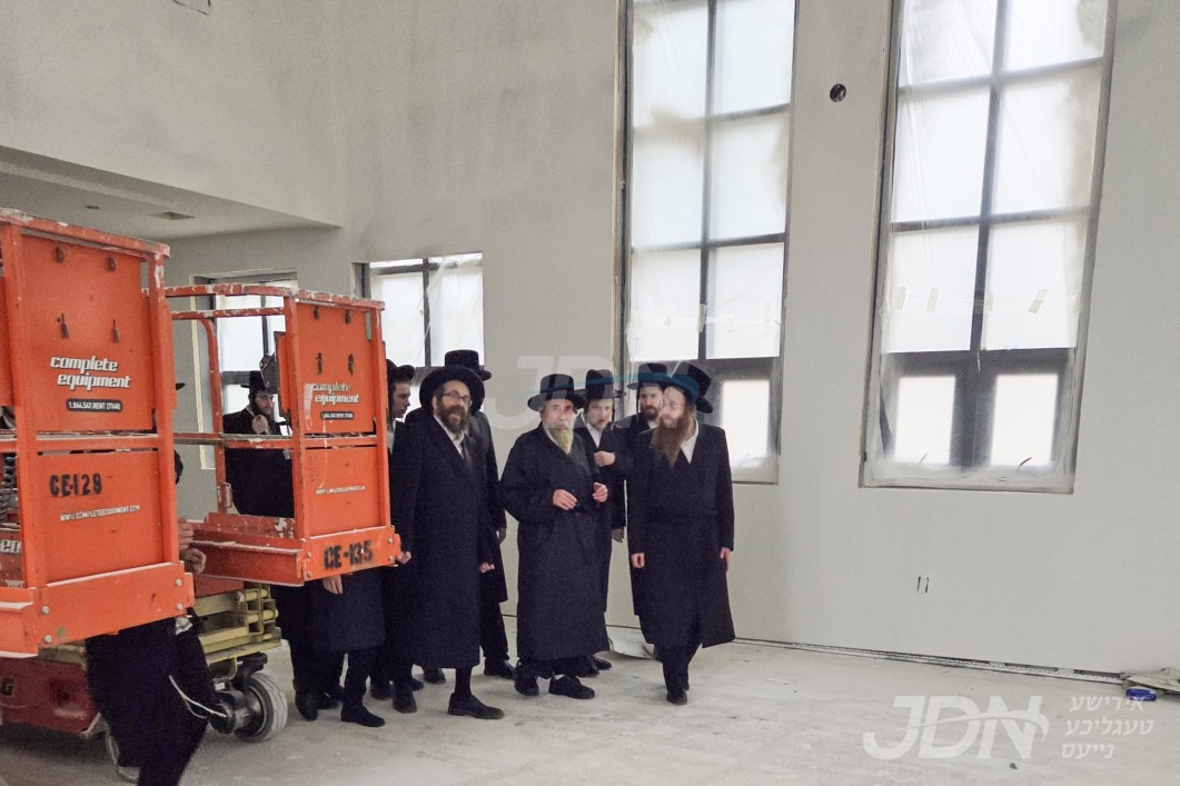 האדמו&quot;ר מראחמיסטריווקא באזוכט די בוי ארבעט ביים בנין ביהמ&quot;ד החדש ראחמיסטריווקא אין אוק ענד וויין לעיקוואד