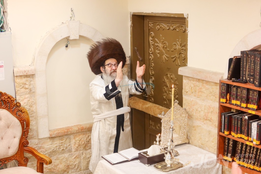 האדמו"ר מנדבורנה אלעד ביי הדלקת נרות חנוכה