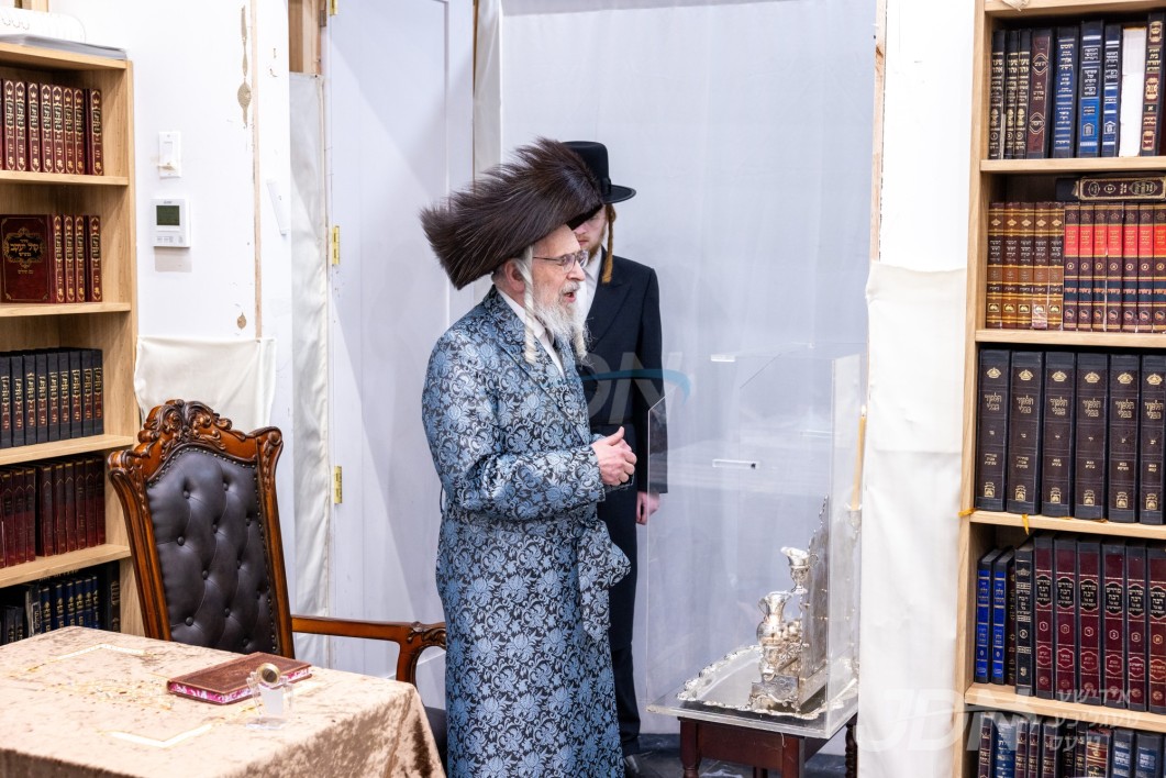 האדמו"ר מקאסאן ביי הדלקת נרות חנוכה אין בארא פארק