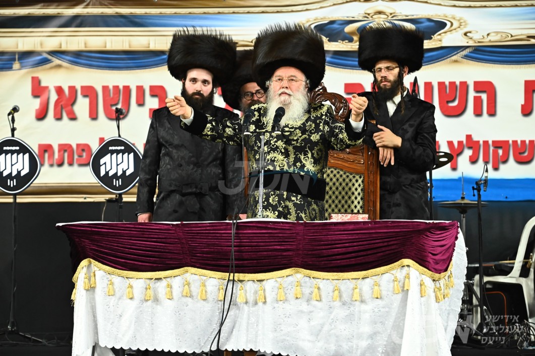 האדמו&quot;ר ממישקאלץ ביים שמחת בית השואבה